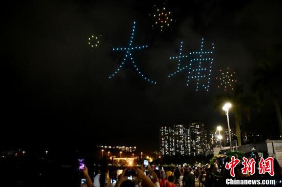 香港回归29周年,无人机表演点亮维港的璀璨时刻 香港回归29周年,无人机表演点亮维港的璀璨时刻